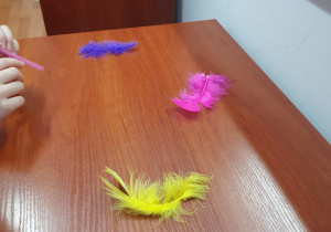 ćwiczenia oddechowe z piórkami